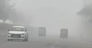 ঘন কুয়াশা ও মেঘে ছেয়ে যায় গোটা দিল্লি